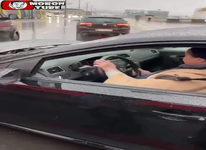 Video :She makes an attempt to flee following an accident, but it fails!